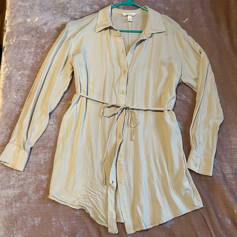 Button up lightweight dress. Tied around the waste